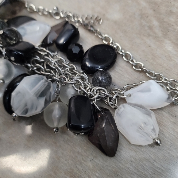 Black and white statement chunky necklace - Picture 5 of 8